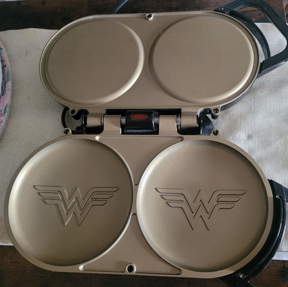 New Gold Wonder Woman Pancake Maker
